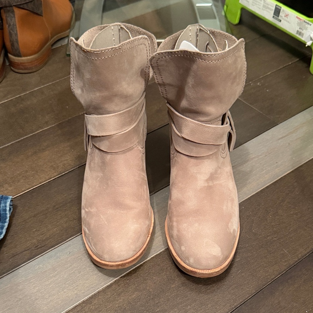 UGG Women's Light Brown Ankle Boots